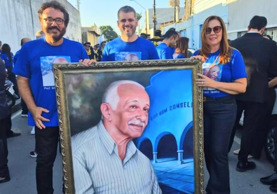 Ex-alunos do CBC fazem homenagem ao professor Moacir no desfile de aniversário de Arapiraca