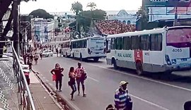 Vídeo: moradores de Maceió atingidos pelas chuvas cobram auxílio emergencial e realizam protesto no Centro