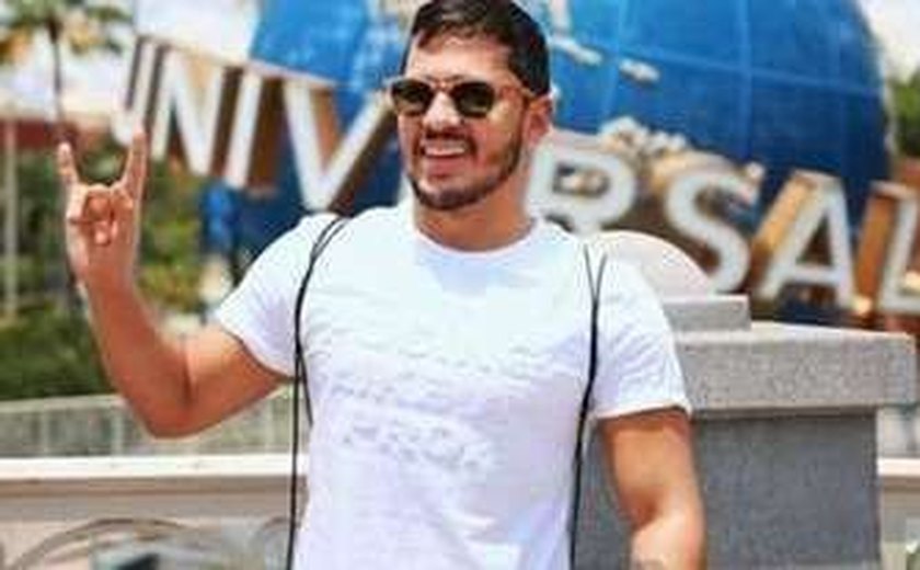 Marido de Carlinhos Maia é expulso de parque da Disney
