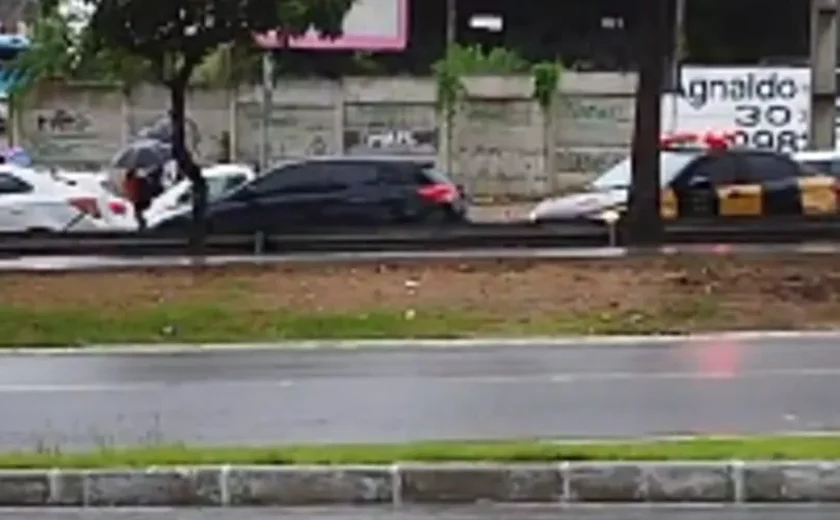 Motorista sofre infarto e morre na Avenida Durval de Góes Monteiro, em Maceió