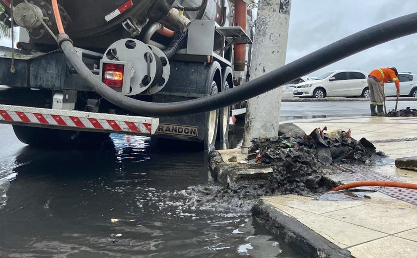 Equipes de limpeza de galerias estão em pontos de alagamentos em Maceió
