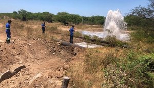Casal e Águas do Sertão reparam adutora em Delmiro