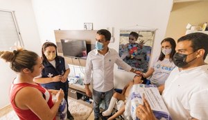 Prefeito JHC lança programa Remédio em Casa e faz primeiras entregas a crianças com microcefalia