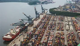 Tarifaço sobre parte de exportações brasileiras entra em vigor nesta quarta-feira