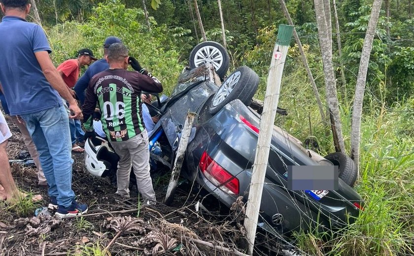 Carro capota e deixa duas pessoas presas às ferragens em São Luís do Quitunde