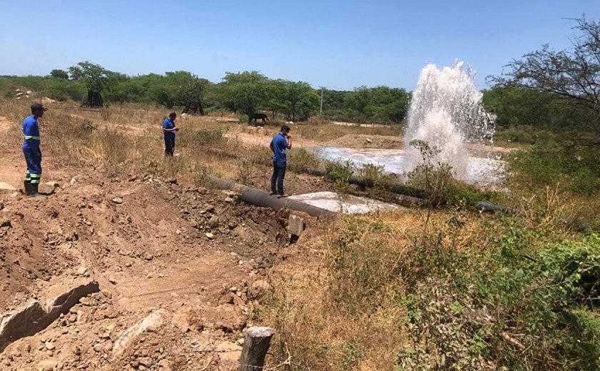 Casal e Águas do Sertão reparam adutora em Delmiro