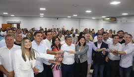 Com presença de ministros, prefeitos de AL recebem veículos do governo federal
