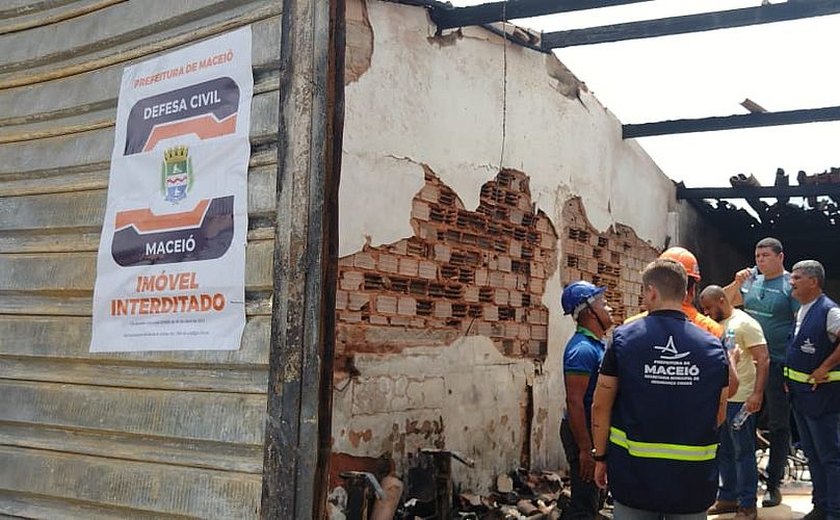 Loja de som automotivo destruída por incêndio na noite do domingo será demolida nesta quarta (30)