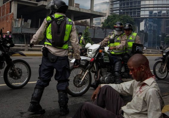 Saques e protestos no centro de Caracas aumentam o clima de convulsão social
