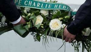 França homenageia vítimas de terrorismo contra revista Charlie Hebdo