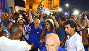 Taça de campeã do Carnaval chega de ambulância à quadra da Portela