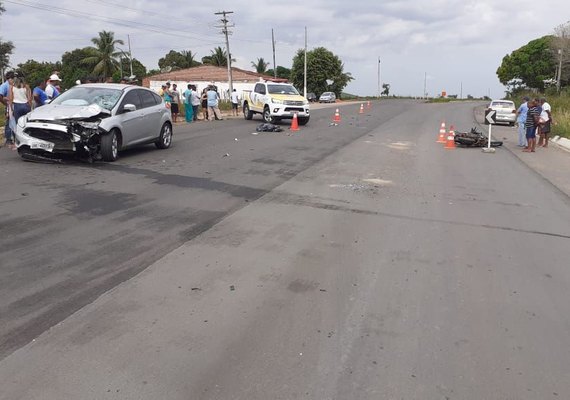 Motociclista sem capacete tenta fazer conversão e morre após colidir em carro na AL-220