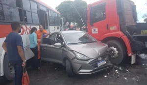 Mulher fica presa às ferragens em acidente envolvendo caminhão, ônibus coletivo e carro de passeio