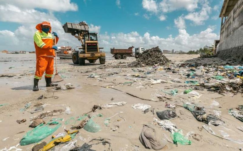Prefeitura de Maceió amplia limpeza da orla antes e depois da virada