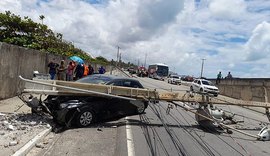 Caminhão derruba três postes na AL-101 Sul; carro que passava no momento é atingido