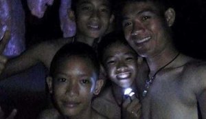 Meninos e técnico são encontrados vivos em caverna na Tailândia