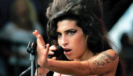 Pai de Amy Winehouse diz que vê espírito da cantora com frequência