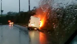 Veículo pega fogo e fica destruído na Avenida Cachoeira do Merim