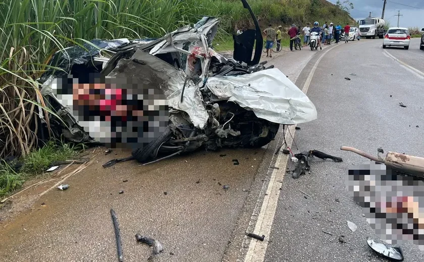 Colisão entre carro de passeio e micro-ônibus deixa uma pessoa morta e outra gravemente ferida
