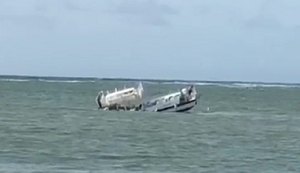 Grupo de pessoas usa barco de pesca e resgata catamarã que estava afundando na Ponta Verde