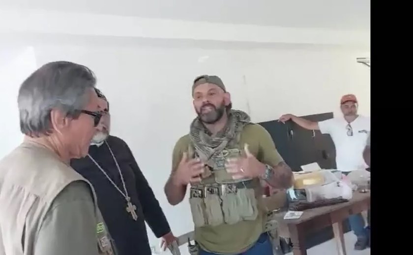 Vídeo: policial se rebaixa diante do bandido bolsonarista Roberto Jefferson que tentou matar seus colegas