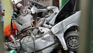 Acidente entre carro e trem deixa motorista ferido