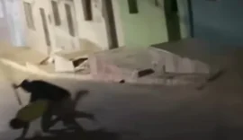Confronto: irmãos são flagrados aos socos e um deles armado com foice brigando no meio da rua