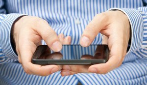 Celular ganha cada vez mais espaço nas escolas, mostra pesquisa