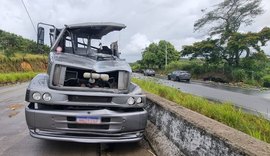 Caminhão tomba na BR-101 em Messias e dois homens morrem no acidente