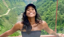 Brasileira que caiu em vulcão na Indonésia continua desaparecida
