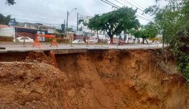 Após deslizamento, ônibus que passam pelo Novo Mundo têm itinerários alterados