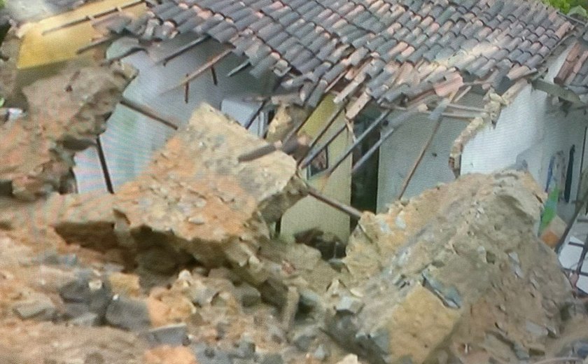 Bebê fica soterrado após deslizamento de barreira atingir a residência da família em Rio Largo