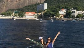 Ex-BBB Emilly curte passeio de iate no Rio: 'Continuo em um sonho?!'