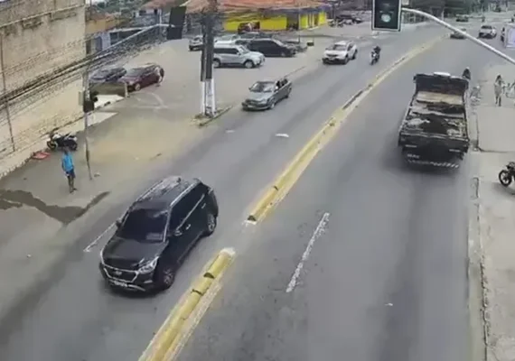 Jovem atropelado por caminhão no bairro do Poço segue internado em estado grave no HGE