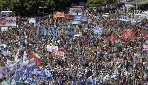 Em Buenos Aires, dezenas de milhares marcham contra austeridade e políticas de Macri