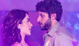 ‘Travessia’: Ari esquece Brisa, assume relacionamento com Chiara e tira filho da mãe