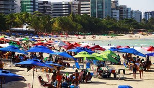Quarta-feira de Cinzas teve movimento nas praias e no centro de Maceió