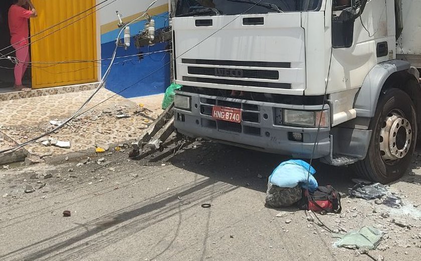 Vídeo: colisão entre caminhão e poste de energia mobiliza equipes do Corpo de Bombeiros e Samu de Alagoas