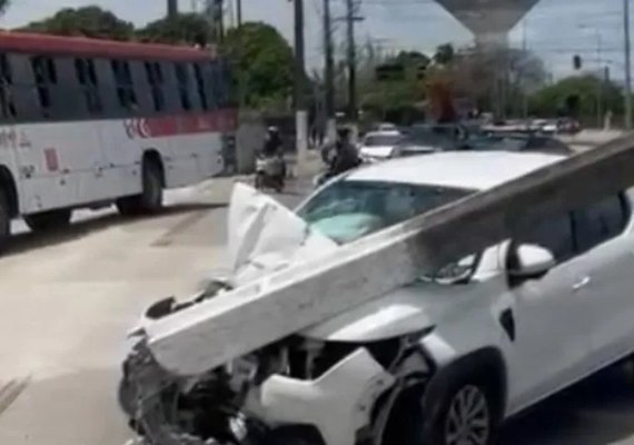 Carro perde o controle e derruba poste no Cidade Universitária