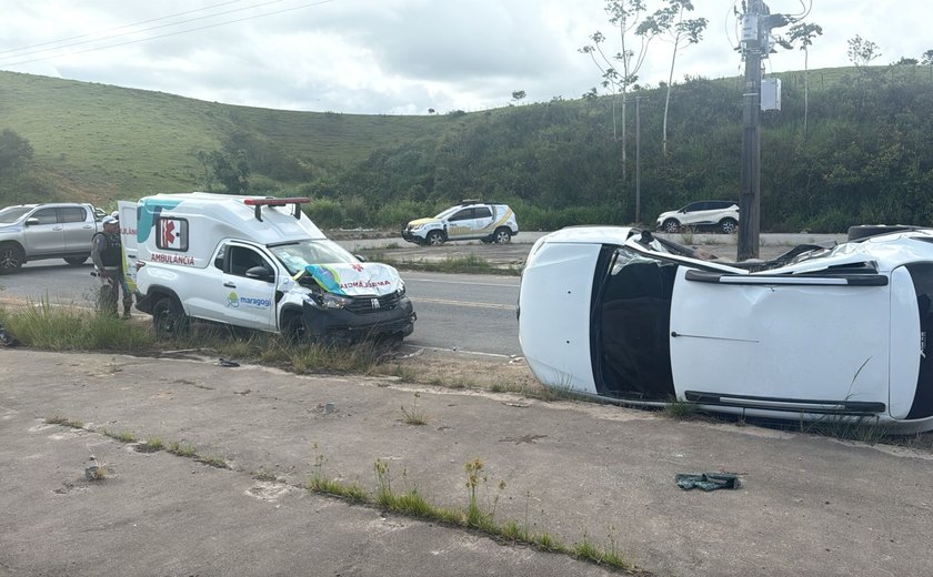 Colisão transversal entre carro e ambulância deixa cinco feridos em Matriz de Camaragibe