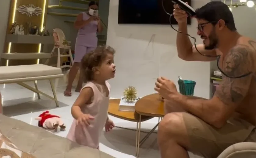 'Somos um só': médico alagoano raspa o cabelo em apoio à filha de 1 ano em tratamento contra o câncer