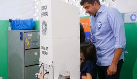 Candidato, pelo PSD, Rui Palmeira vota na companhia das filhas