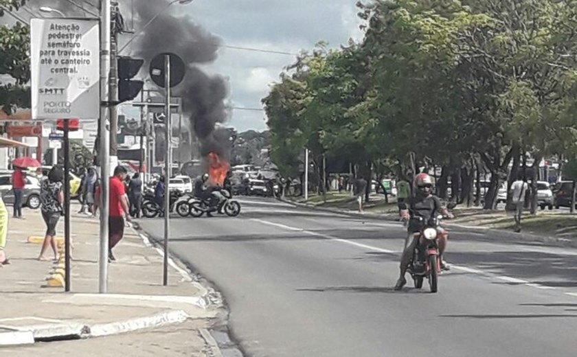Carro pega fogo e congestiona trânsito na Fernandes Lima