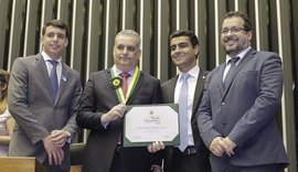 Alfredo Gaspar recebe Medalha do Mérito Legislativo, maior honraria da Câmara