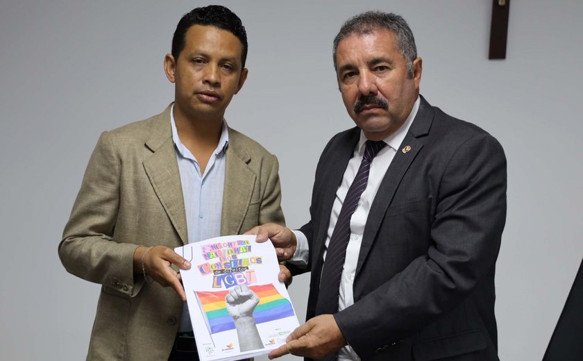 PGJ Márcio Roberto recebe documentos sobre direitos LGBT