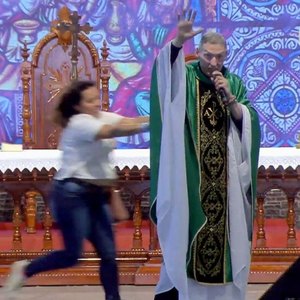 Mulher Empurra Padre Marcelo Rossi De Altar Durante Missa Confira O