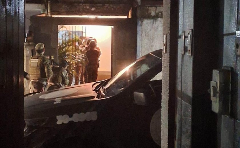 Homem em surto psicótico é detido após agredir policiais com óleo quente