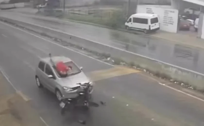 Motociclista colide frontalmente contra carro e sai ileso de acidente