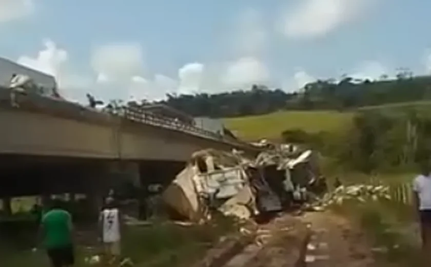 Motorista fica ferido após caminhão tombar e cair de ponte em Jequiá da Praia
