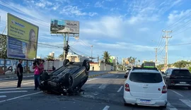 Carro de passeio capota e deixa trânsito lento na Josefa de Melo